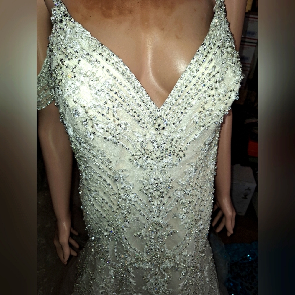 She's the Grand-Dom of all the wedding gowns. SIZE 12, # OJ1762